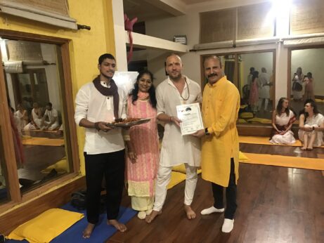 Předávání certifikátu lektora jógy Rishikesh Indie
